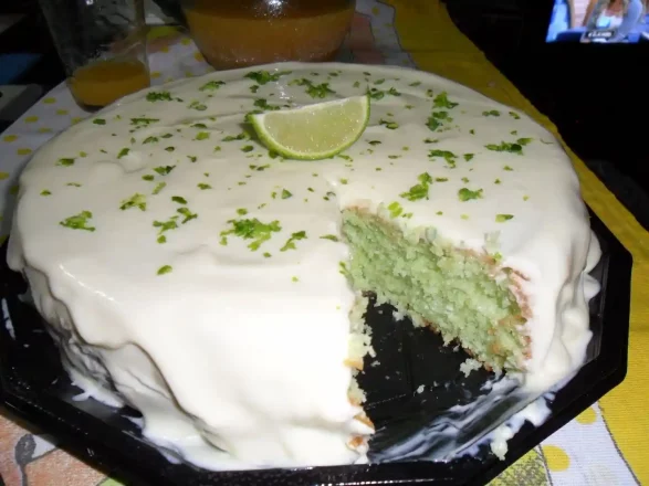 Bolo de limão com gelatina e iogurte