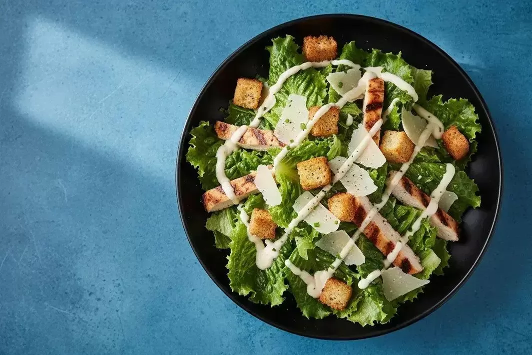 Salada Caesar - Salada Caesar cremosa e prática para o dia a dia
