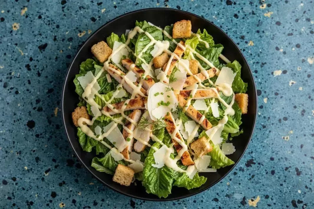Salada Caesar - Salada Caesar Cremosa com Frango Grelhado
